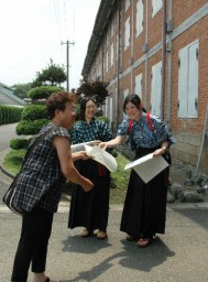 富岡製糸場の来場者を迎える工女姿の学生 
