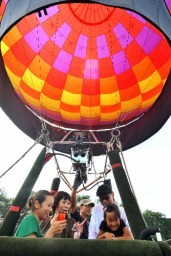 熱気球に乗り込み笑顔の参加者たち＝富岡市・富岡中グラウンド