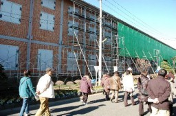 見学者の安全確保に向け、耐震対策工事が進む旧官営富岡製糸場
