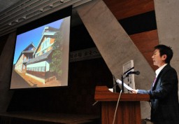スライド上映で富岡製糸場への思いを語った吉田さん