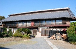 国史跡指定を申請している田島弥平旧宅。屋根には換気用の総櫓が載っている 