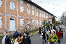 富岡製糸場の東繭倉庫を見学する人たち
