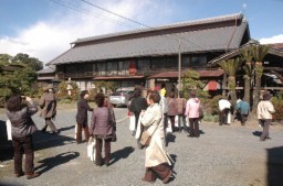 田島弥平旧宅を見学するツアー客たち