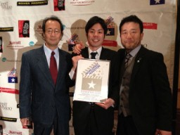 授賞式に参加した（左から）桜井さん、木暮さん、住谷さん 