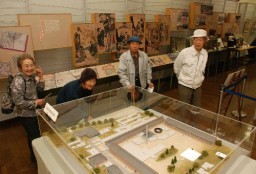 養蚕の歴史を紹介するパネルや富岡製糸場の模型が並ぶ日本絹の里の常設展