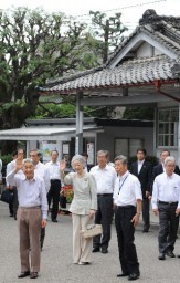 両陛下が視察　富岡製糸場を視察され、市民の歓迎に応えられる天皇、皇后両陛下＝２０１１年８月