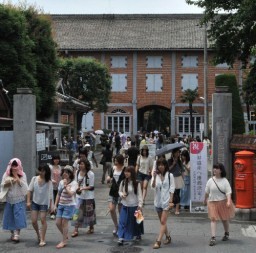 推薦決定を受けて初の休日となった14日、大勢の見学者が訪れた富岡製糸場 