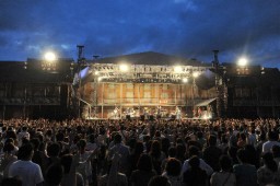 世界遺産劇場のイベント。西繭倉庫前特設ステージで開かれた東京スカパラダイスオーケストラの演奏会には、若者たちが大勢押しかけた＝昨年９月