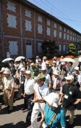 県が主催したバスツアーで富岡製糸場を見学する人たち＝24日