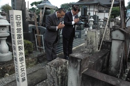 工女の墓に手を合わせる武田会長（左）と岡野市長 