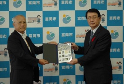 尼崎局長からフレーム切手を受け取る岡野市長（右） 