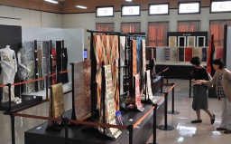 桐生織の伝統的な技術、材料などを紹介している織物資料展示室