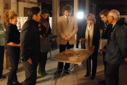 製糸場の活用プランを説明するゼマンコヴァ教授（右から３人目）と学生 
