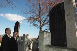 並んで建つ「高山長五郎功徳碑」（手前）と「町田菊次郎頌徳碑」