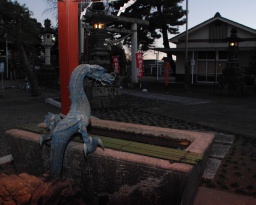 ぐんま絹遺産に登録された藤岡・諏訪神社の手水石と常夜燈。手水石裏面には「奉納　三井店」と刻まれている 