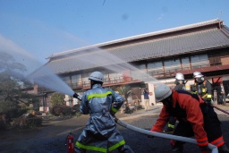 田島弥平旧宅で放水する消防署員 