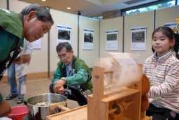 高山社を考える会が昨年５月に初めて藤岡市内で開いた養蚕資料展