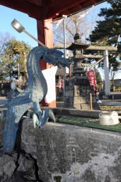 ぐんま絹遺産に登録された藤岡市藤岡の諏訪神社の手水石と常夜燈