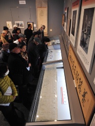 高山社跡を含む市内の絹遺産に関する展示物が並ぶ企画展