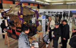 シンポジウム会場では、三井越後屋が江戸時代に奉納した「諏訪神社宮神輿」が特別公開された
