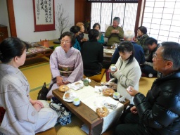 和風建築でお茶とお菓子を味わう参加者 