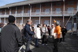 大勢の見学者が訪れる富岡製糸場。直次郎は瓦やれんがなどの資材調達を指揮した 