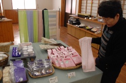 オリジナル絹製品が並ぶ碓氷製糸の展示販売室