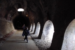 旧碓氷線のトンネル。線路跡が遊歩道として整備されている