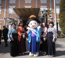 富岡製糸場を散策した「お富ちゃん」（中央）と参加女性 