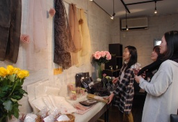 女性の興味を引く県産絹の桜染めストールやコサージュ 
