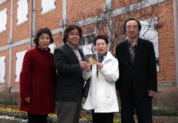 歌を担当した谷川さん（左から２人目）や石井さんの長女、平松さん（同３人目）らＣＤ制作に携わった関係者 