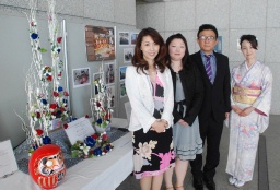 県庁を訪れた（左から）上村さん、作品を手掛けた山本さん、梶木さん、太田さん 