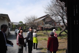 田島弥平旧宅を訪れた人たち。生活空間でもあるため通常、見学範囲は庭までに限られる 