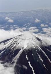 世界文化遺産への登録が決まった富士山＝22日午後０時５分、山梨県富士吉田市で共同通信社機から 