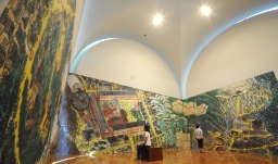 製糸場の巨大絵画　富岡市立美術博物館 