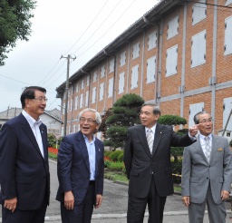 大沢知事らの説明を受ける青柳文化庁長官（左から２人目）＝富岡製糸場 