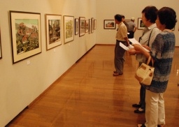 富岡製糸場や植物を表現した切り絵が並ぶ作品展 