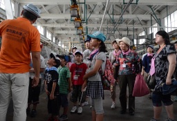 富岡製糸場の繰糸場を見学する参加者 