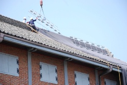 東繭倉庫の屋根での防護ネット設置作業 