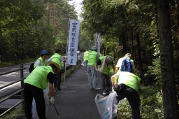 富士山麓の車道を清掃する富岡飲食店組合 