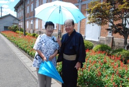 富岡製糸場に晴雨兼用傘を寄贈した治田さん夫妻 