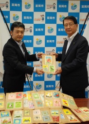生糸商標を岡野市長（右）に贈る吉川社長