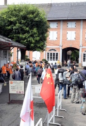 イコモスの現地調査が行われた富岡製糸場の入り口には日中の国旗が掲げられた