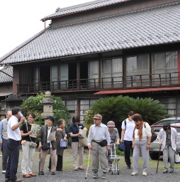 25日にイコモスの現地調査が行われた４資産の一つ「田島弥平旧宅」にも見学者が訪れていた