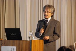 富岡製糸場の歴史的価値について講演する鈴木さん