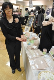 「桜染め」スカーフなどの展示コーナー
