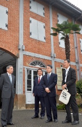 大沢正明知事（左）らと富岡製糸場を視察する門司大使（右から２人目）