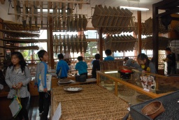 さまざまな養蚕道具が並ぶ「蚕の懐古展」。天井からは回転まぶしがつり下げられている＝高崎市歴史民俗資料館