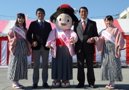 岡野市長（右から２人目）からシルクレディ任命証を受け取ったお富ちゃん
