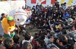 ３位入賞し取材を受けるぐんまちゃん。大勢の報道陣に囲まれた＝11月24日、埼玉県羽生市